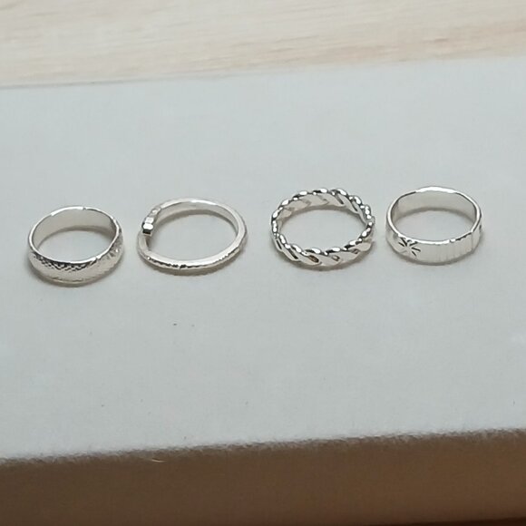 NWOT Set of 4 Fashion Jewelry Silver/White Tone Slim Womens Rings Adjust. #4 - Picture 8 of 11